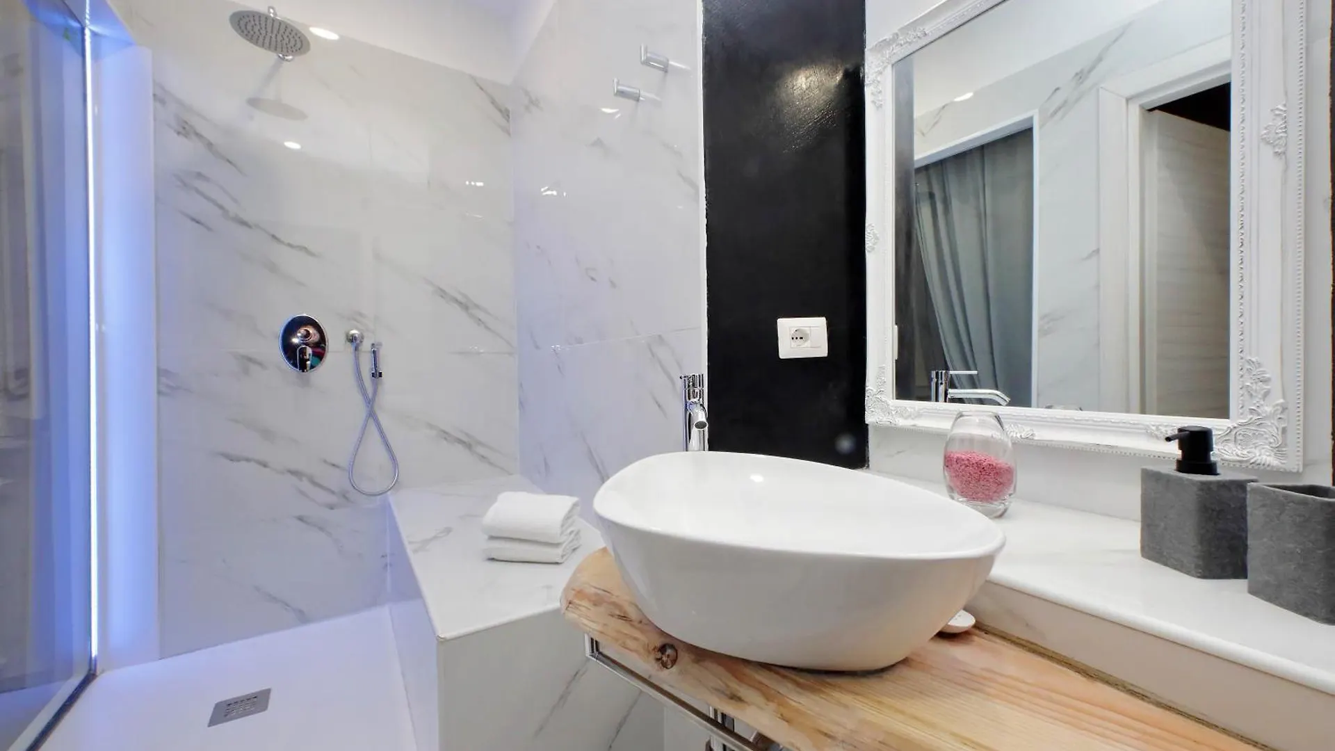 Elegant And New 3 Bedrooms Apt Near S. Peter! Rome 0*,