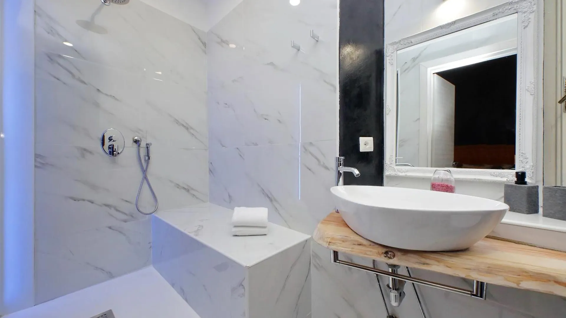 Elegant And New 3 Bedrooms Apt Near S. Peter! Rome